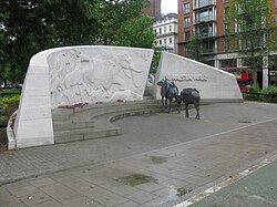 El Animals in War Memorial fue construido en el lado noreste de Park Lane en 2004.
