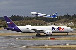 Avión Boeing 777F de FedEx Express en operaciones de carga