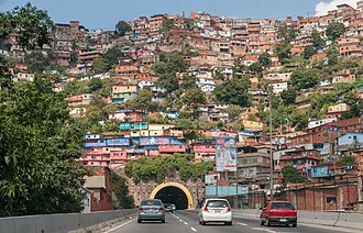 Viviendas improvisadas en laderas montañosas de Caracas, Venezuela.