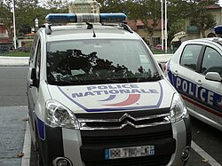 Furgón pequeño de la Policía Nacional en la comisaría de Arcachón.
