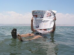 Turista disfrutando de las propiedades del lago