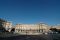 Vista general de la Plaza de la República en Roma con su diseño semicircular
