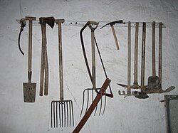 Colección de herramientas agrícolas tradicionales