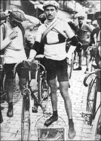 Ciclistas participando en la París-Roubaix 1919