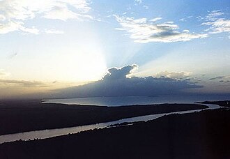 Fotografía aérea del atardecer en el río San Juan