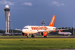 Airbus A319 de easyJet en el aeropuerto de Ámsterdam-Schiphol.
