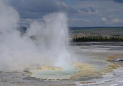 Géiser Clepsydra en el parque nacional de Yellowstone expulsando agua y vapor.