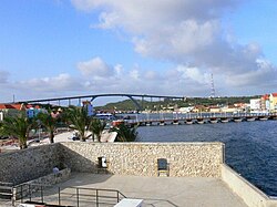 Puente de la Reina Emma y Puente Reina Juliana sobre la Bahía de Santa Ana