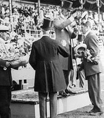 Jim Thorpe recibiendo una de sus medallas de oro