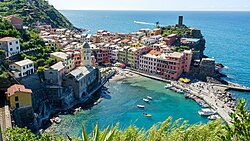 Pueblo colorido en la costa de Vernazza en las Cinque Terre