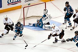 Jugadores disputando un partido de hockey sobre patines