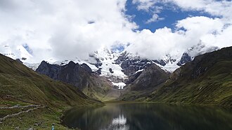 Cordillera Huayhuash y la laguna Carhuacocha