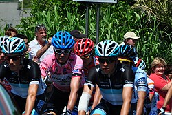Pelotón neutralizado en el homenaje a Wouter Weylandt durante la cuarta etapa