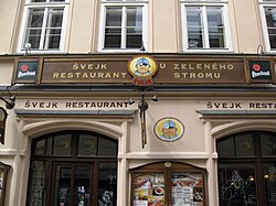 Decoración de fachada de taberna en Praga con motivos de Švejk