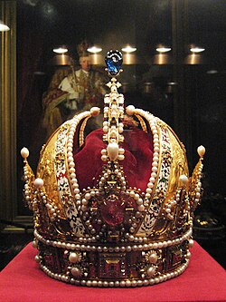 Detalle de la Corona Imperial Austríaca en el escudo