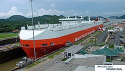Barco en el canal