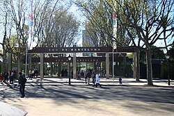 Vista general y cartelería del Zoo de Barcelona
