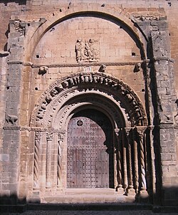 Pórtico sur de la iglesia de Santa María la Mayor en Uncastillo