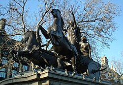 Estatua de Boudica en el Westminster Millennium Pier, Londres