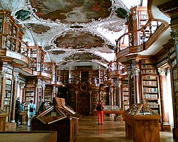 Interior ornamentado de la histórica biblioteca de la abadía de San Galo