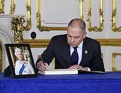 Mark Brown firmando un documento