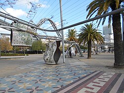 Masa arbórea y senderos accesibles en el parque