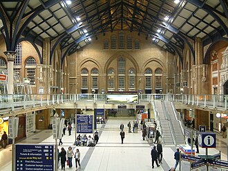 Viajeros llegando a la estación de Liverpool Street procedentes de East Anglia