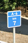 Señal del kilómetro 7 de la autovía A-6 en Madrid, España.