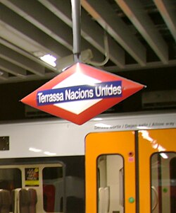 Panel informativo con el nombre oficial de la estación