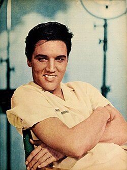 Fotografía histórica de Elvis Presley interpretando baladas en sus películas de los años 50 y 60