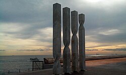 Detalle escultórico de las cuatro barras de la señera catalana obra de Ricardo Bofill.