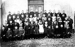 Fotografía histórica de alumnos de primer grado en una escuela de Leipzig en 1910.