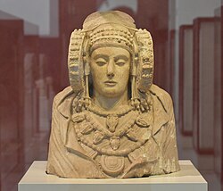 Busto escultórico de la Dama de Elche expuesto en Madrid.