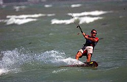 Conexión del kitesurfista al arnés