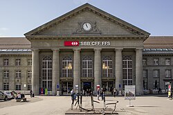 Fachada del edificio de viajeros de la estación de Biel/Bienne