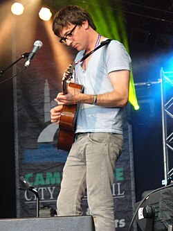Graham Coxon tocando la guitarra