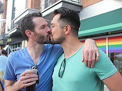 Dos hombres besándose