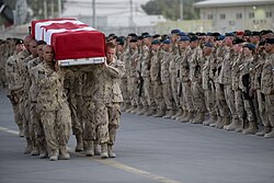 Personal de las Fuerzas Armadas Canadienses en el Aeropuerto de Kandahar.