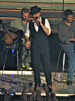 Tiziano Ferro en concierto interpretando en directo