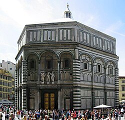 El Baptisterio de San Juan en la plaza