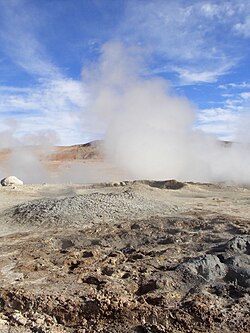 Géiser en Sol de Mañana a gran altitud en Bolivia.