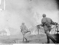 Aldea de Mindelo en Timor Oriental siendo incendiada por tropas australianas