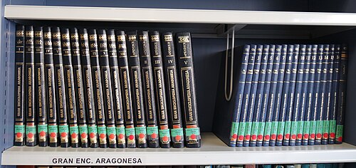 Volúmenes de la Gran Enciclopedia Aragonesa en una estantería