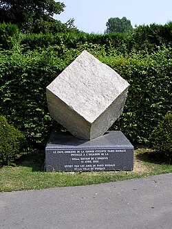 Monumento conmemorativo de la edición número 100 de la carrera.