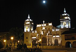 Catedral de Ayacucho iluminada durante la noche.