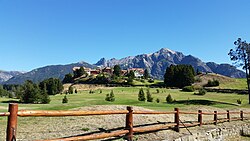 Fachada del Hotel Llao Llao desde la Avenida Exequiel Bustillo