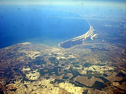 Vista aérea de la desembocadura del río Guadalquivir en el océano Atlántico