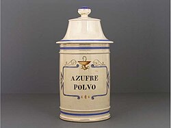 Botámen antiguo con azufre en polvo