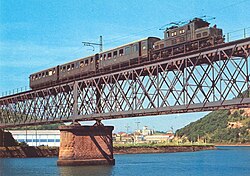 Convoy cruzando el puente sobre el Urola