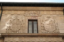 Escudos labrados en la fachada del edificio histórico